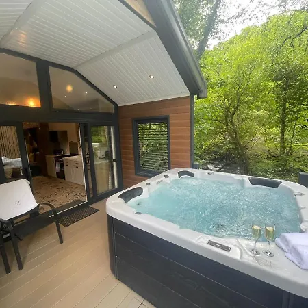 P74 - Riverside Family Pod With Hot Tub Bethesda Exterior photo