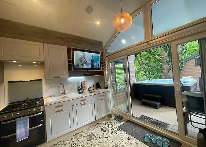 P74 - Riverside Family Pod With Hot Tub