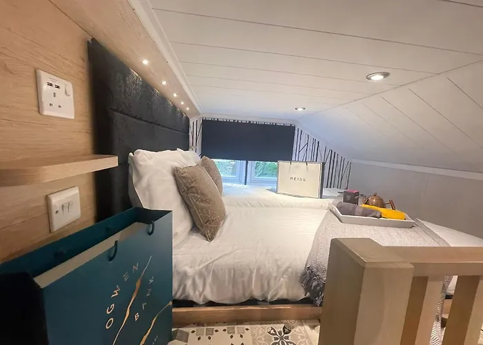 P74 - Riverside Family Pod With Hot Tub